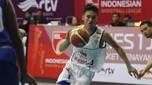 Pemain Satria Muda Pertamina Jakarta, Audy Bagastyo saat beraksi melewati lawan pada lanjutan IBL di Hall A Senayan, Jakarta, Selasa (12/1/2016). (Bola.com/Nicklas Hanoautubun)