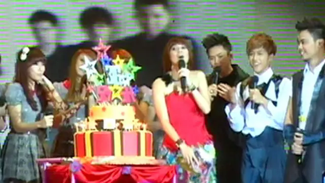 CherryBelle Persembahkan Kue Raksasa ke SM*SH