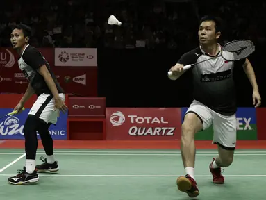 Ganda putra Indonesia, Mohammad Ahsan/Hendra Setiawan, saat menghadapi Fajar Alfian/Muhammad Rian Ardianto, pada laga Indonesia Masters 2020 di Istora Senayan, Jakarta, Sabtu (18/1). Ahsan/Hendra menang tiga gim dengan skor 21-12, 18-21, dan 21-17. (Bola.com/Yoppy Renato)