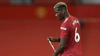 Gelandang Manchester Uniteed, Paul Pogba, tampak kecewa usai kalah dalam laga lanjutan Liga Inggris menghadapi Arsenal di Old Traford, Senin (2/11/2020) dini hari WIB. Manchester United kalah 0-1 oleh Arsenal. (AFP/Paul Ellis/pool)