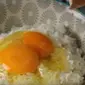 Resep nasi campur telur. (dok. Youtube Abu Tosca/https://www.youtube.com/watch?v=uBQ7cGk_Yg8&feature=youtu.be/Adhita Diansyavira)