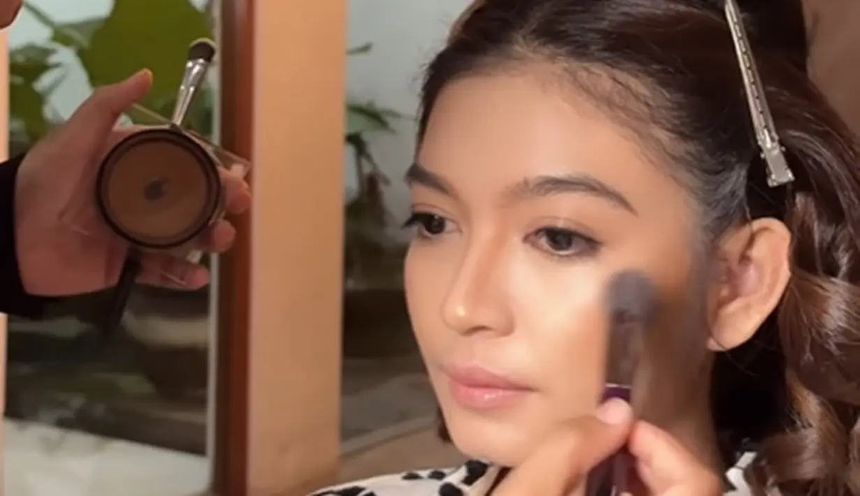 Pasalnya, pesona Selvi Ananda walau belum dimakeup, menunjukkan wajah glowingnya. [Foto: Instagram/putriayumakeup]
