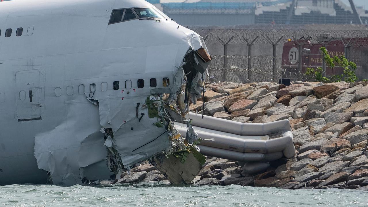 FOTO: Pesawat Kargo Tergelincir ke Laut di Bandara Hong Kong, Dua Tewas