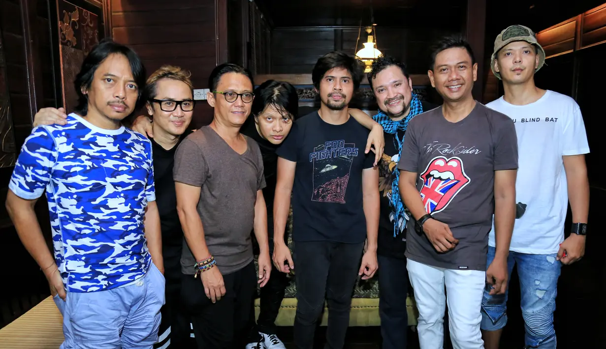 Konser dengan tema Reunian  Band Gigi panggung utama Jakarta Fair 2017 tampil memukau. Delapan personel hadir dalam satu panggung.  Para personel Gigi dan mantan kolaborasi sangat apik malam itu. (Adrian Putra/Bintang.com)