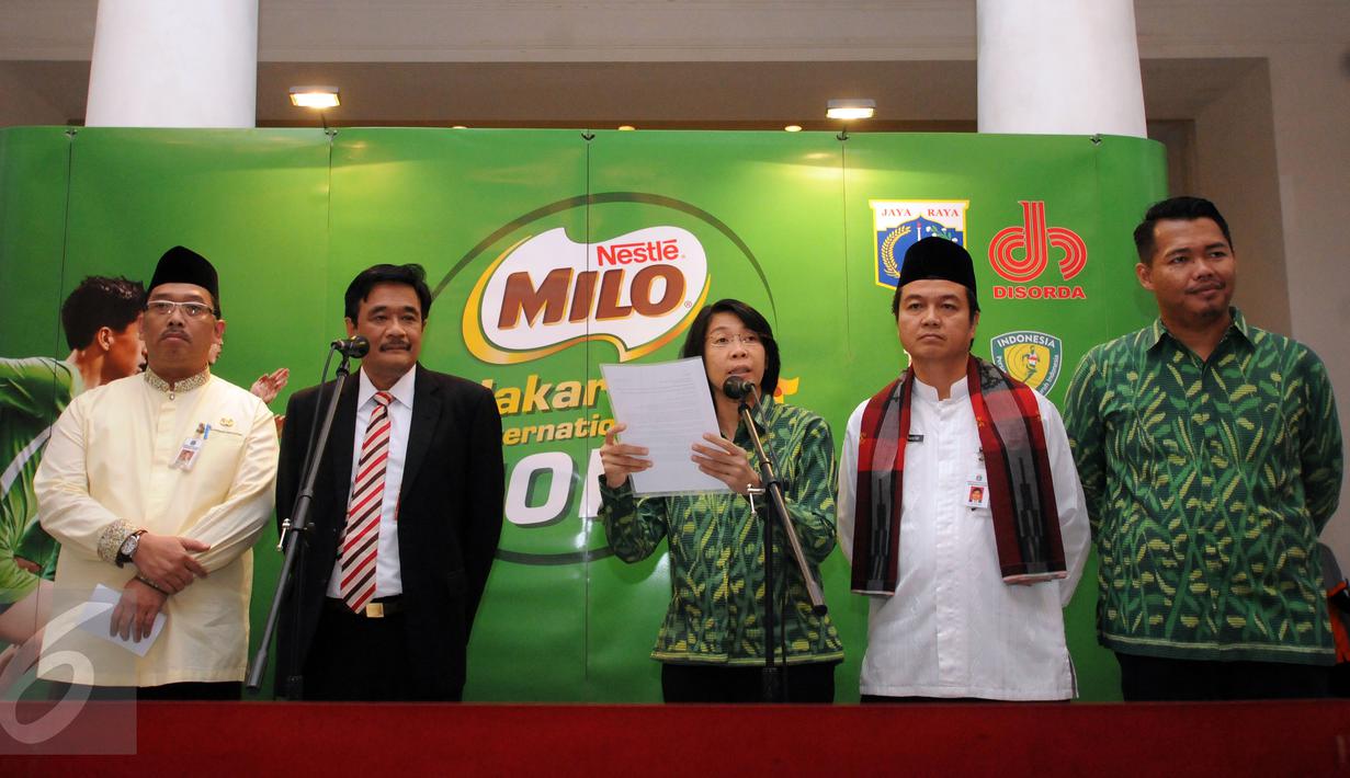 Business Executive Manager Beverages Nestle Indonesia, Prawita Soemadijo (tengah) membacakan sambutan saat jumpa pers Jakarta 10K di Balaikota Jakarta, Kamis (16/6). Jakarta 10K 2016 berlangsung pada 24 Juli. (Liputan6.com/Helmi Fithriansyah)