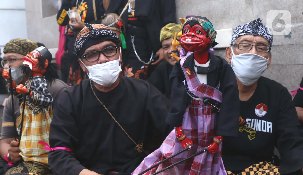 Warga yang tergabung dalam Aliansi Komunitas Budaya Jawa Barat (sunda) melakukan aksi di depan Gedung DPR, Jakarta, Kamis (27/1/2022). Massa aksi terdiri atas masyarakat Sunda Karawang, Bogor, Depok, dan Sumedang.  (Liputan6.com/Angga Yuniar)