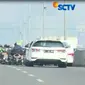 Para pengemudi roda dua mencoba berbalik arah ketika mengetahui ada razia polisi.