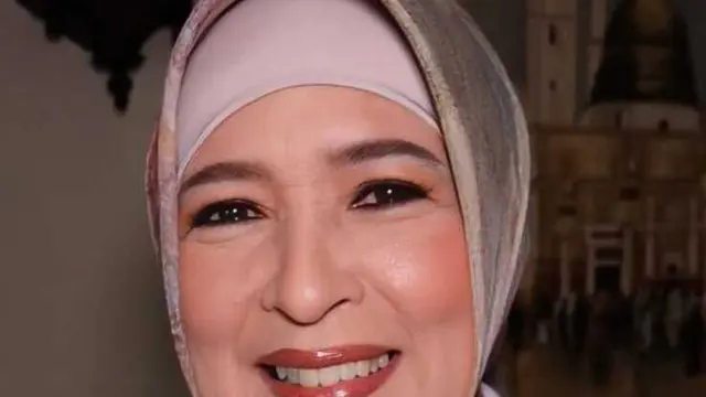 Momen sang ibunda tersenyum lebar yang diabadikan Raisa