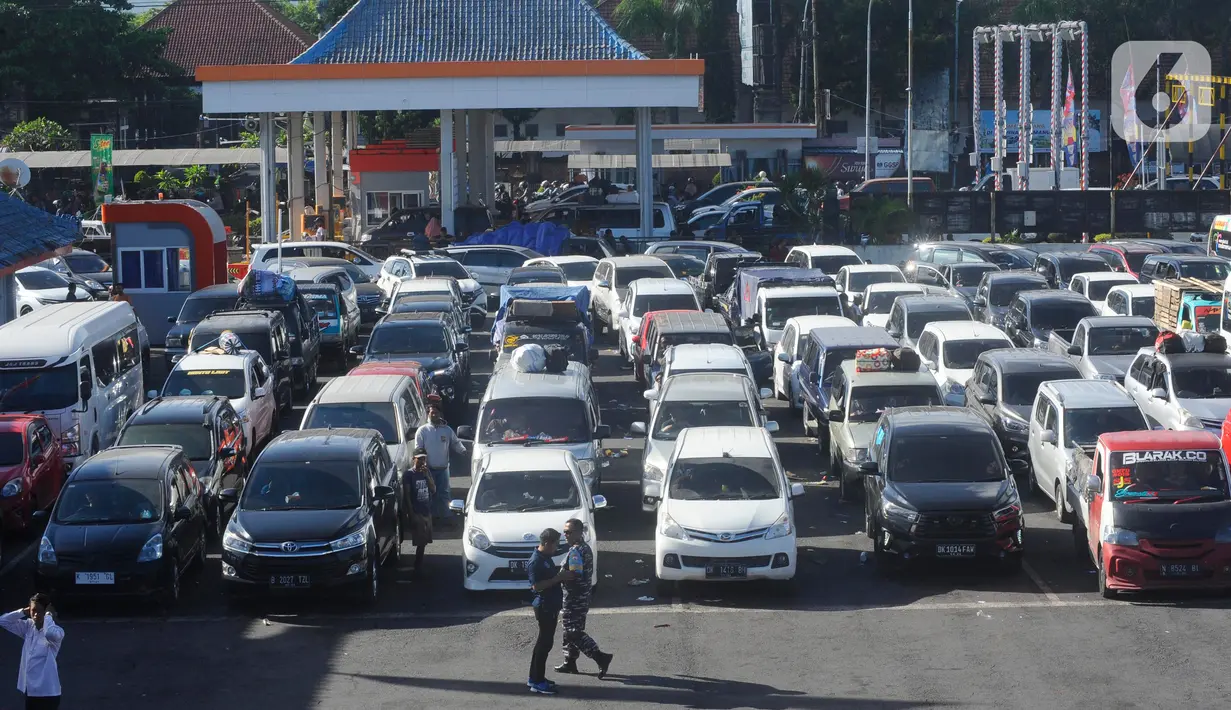Peningkatan pemudik membuat kendaraan tidak bisa langsung menuju ke kapal. (merdeka.com/Arie Basuki)