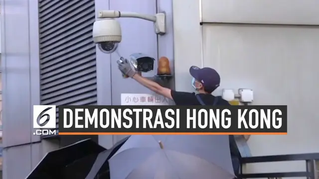 Demonstran mendatangi kantor perwakilan China di Hong Kong. Demonstran melempari kantor dengan telur dan mencoret tembok dengan cat.
