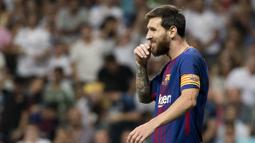 Striker Barcelona, Lionel Messi, meluapkan kekecewaanya dengan menggigit jari usai takluk dari Real Madrid pada Piala Super Spanyol 2017 di Stadion Santiago Bernabeu, Rabu (16/8/2017). Real Madrid menang 2-0 atas Barcelona. (AFP/Curto De La Torre)