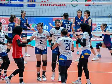 Timnas bola voli putri Indonesia menelan kekalahan kedua pada putaran pertama SEA V League 2023 di Vinh Phuc Gymnasium, Hanoi, Vietnam, Sabtu (5/8/2023). Setelah sebelumnya dikalahkan Thailand, kali ini Aulia Suci Nurfadila dkk menyerah 1-3 (20-25, 17-25, 25-23, 18-25) dari tuan rumah Vietnam. Dengan hasil ini, Indonesia gagal memenuhi target menjadi runner-up dan harus puas memperebutkan tempat ketiga menghadapi Filipina pada laga terakhir yang akan digelar Minggu (6/8/2023). (Dok. SEA V League 2023)