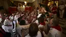 Anggota San Fermin Comparsa menghadiri hari terakhir Festival San Fermin di Pamplona, Spanyol, 14 Juli 2022. Ribuan orang dari seluruh dunia berduyun-duyun ke Pamplona selama sembilan hari setiap tahun untuk bersuka ria dalam pesta tanpa henti pada festival adu banteng yang ditangguhkan selama dua tahun terakhir karena pandemi virus corona COVID-19. (AP Photo/Alvaro Barrientos)