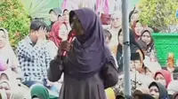 Salah Ssatu jemaah Gus Iqdam namanya Bu Yatini, memiliki pekerjaan yang unuk. (TikTok)