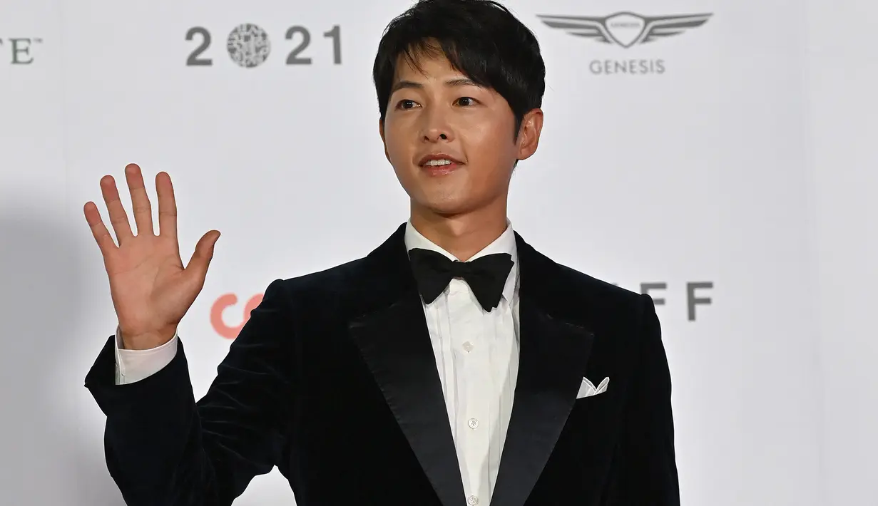 Aktor Korea Selatan Song Joong Ki berpose di karpet merah Busan International Film Festival (BIFF) ke-26 di Busan Cinema Center, Busan, Korea Selatan, 6 Oktober 2021. (Jung Yeon Je/AFP)