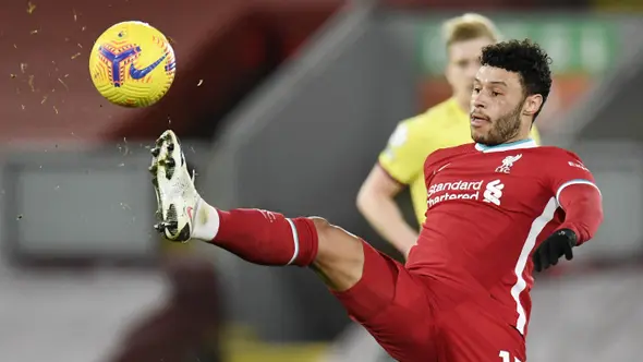 Alex Oxlade-Chamberlain - Gelandang Liverpool ini berada di Anfield sejak musim panas 2017 usai menghabiskan enam musim di Arsenal. Pemain berusia 28 tahun itu ditebus The Reds sebesar 38 juta euro dari The Gunners. (AFP/Power Powell/Pool)