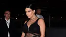 Artis reality show Kim Kardashian menggunakan gaun hitam menerawang saat menghadiri Givenchy Spring/Summer 2016 pada acara New York Fashion Week di New York, Jumat (11/9/2015). (Michael Loccisano/Getty Images/AFP) 
