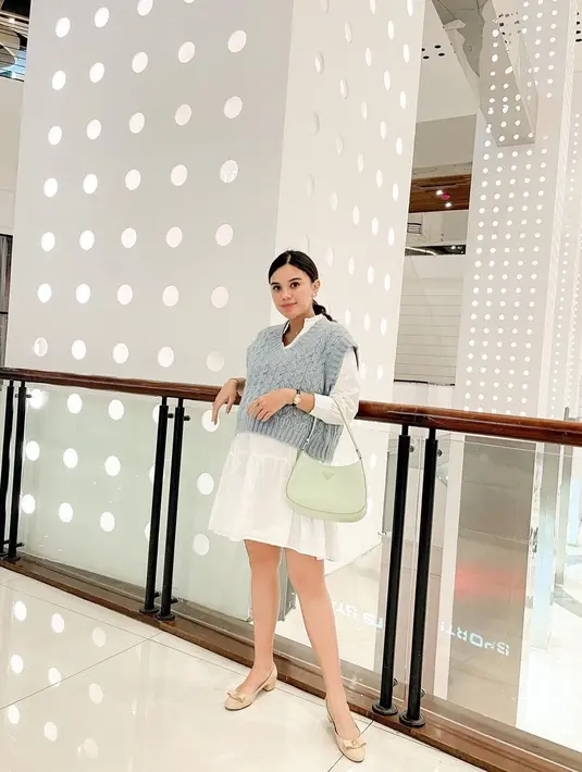 <p>Gaya lain bisa dengan menggunakan mini dress seperti Audi Marissa. Penambahan vest rajut melengkapi busana dengan gaya kasual. [Instagram/audimarissa]</p>