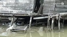 Permukiman warga Pasangkayu sudah dua minggu digenangi banjir. Sulitnya mendapatkan air bersih membuat warga terpaksa meminum air limbah.