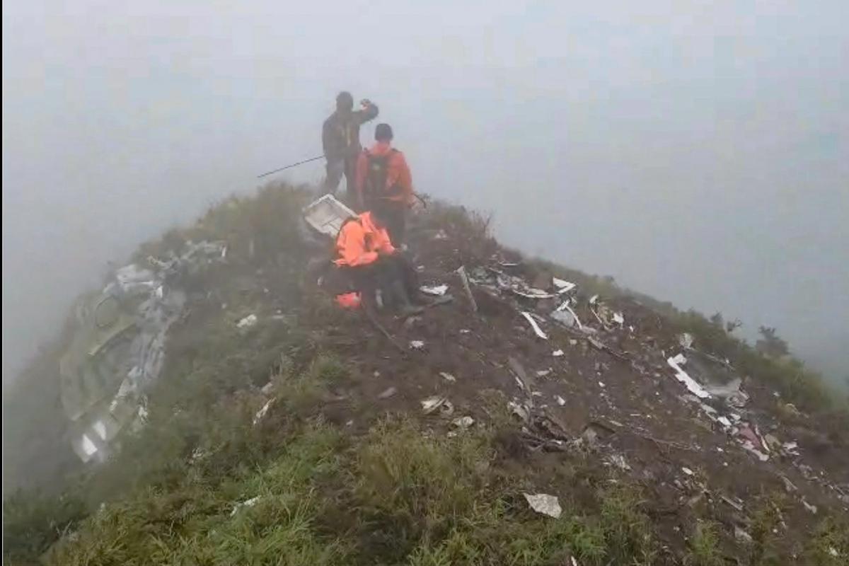 FOTO: Serpihan Besar Pesawat ATR 42-500 Ditemukan di Gunung Bulusaraung