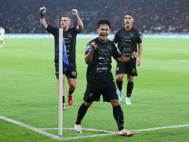 Pemain Persija Jakarta, Witan Sulaeman, merayakan gol Maxwell Souza ke gawang PSIM Yogyakarta dalam laga pekan ke-14 BRI Super League 2025/2026 di Stadion Utama Gelora Bung Karno, Jakarta, Jumat (28/11/2025). (Bola.com/M Iqbal Ichsan)