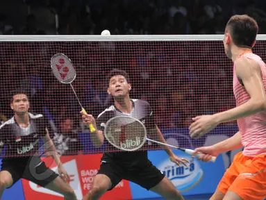 Ganda Putra, Angga Pratama/Ricky Karanda Suwardi mengembalikan kok ke arah pasangan Fu Haifeng/Zhang Nan (Tiongkok) di BCA Indonesia Open Superseries Premier 2015, Jakarta, Rabu (3/6/2015). Haifeng/Nan menang 24-22, 21-11. (Liputan6.com/Herman Zakharia)