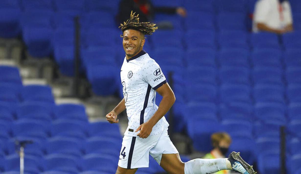 Pemain Chelsea, Reece James, melakukan selebrasi usai mencetak gol ke gawang Brighton and Hove Albion pada laga Premier League di Stadion Amex, Selasa (15/9/2020). The Blues menang dengan skor 3-1. (Peter Cziborra/Pool via AP)