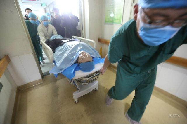 Ketika pasangan Sun dan Li hendak menjalani operasi transplantasi ginjal | Photo: Copyright Shanghaiist.com