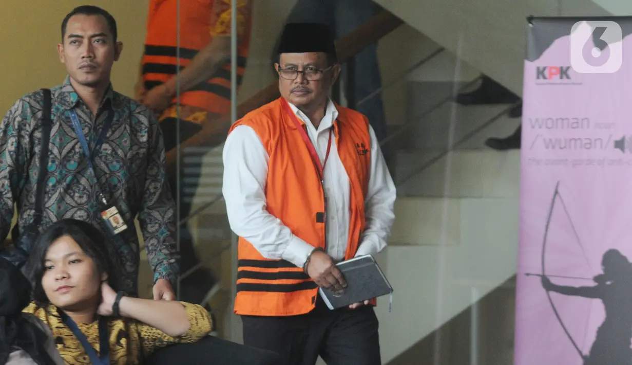 Bupati Indramayu, Supendi dikawal petugas keluar akan menjalankan salat Jumat di Gedung KPK, Jakarta, Jumat (13/12/2019). Supendi diperiksa sebagai tersangka terkait dugaan menerima suap terkait pengaturan proyek dilingkungan Pemerintah Kabupaten Indramayu tahun 2019. (merdeka.com/dwi narwoko)