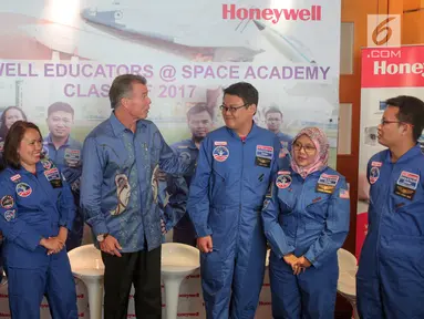 Presiden Honeywell Indonesia, Alex J. Pollack berbincang dengan para guru peserta HESA (Honeywell Educators at Space Academy) 2017 di Jakarta, Rabu (4/10). (Liputan6.com/Faizal Fanani)