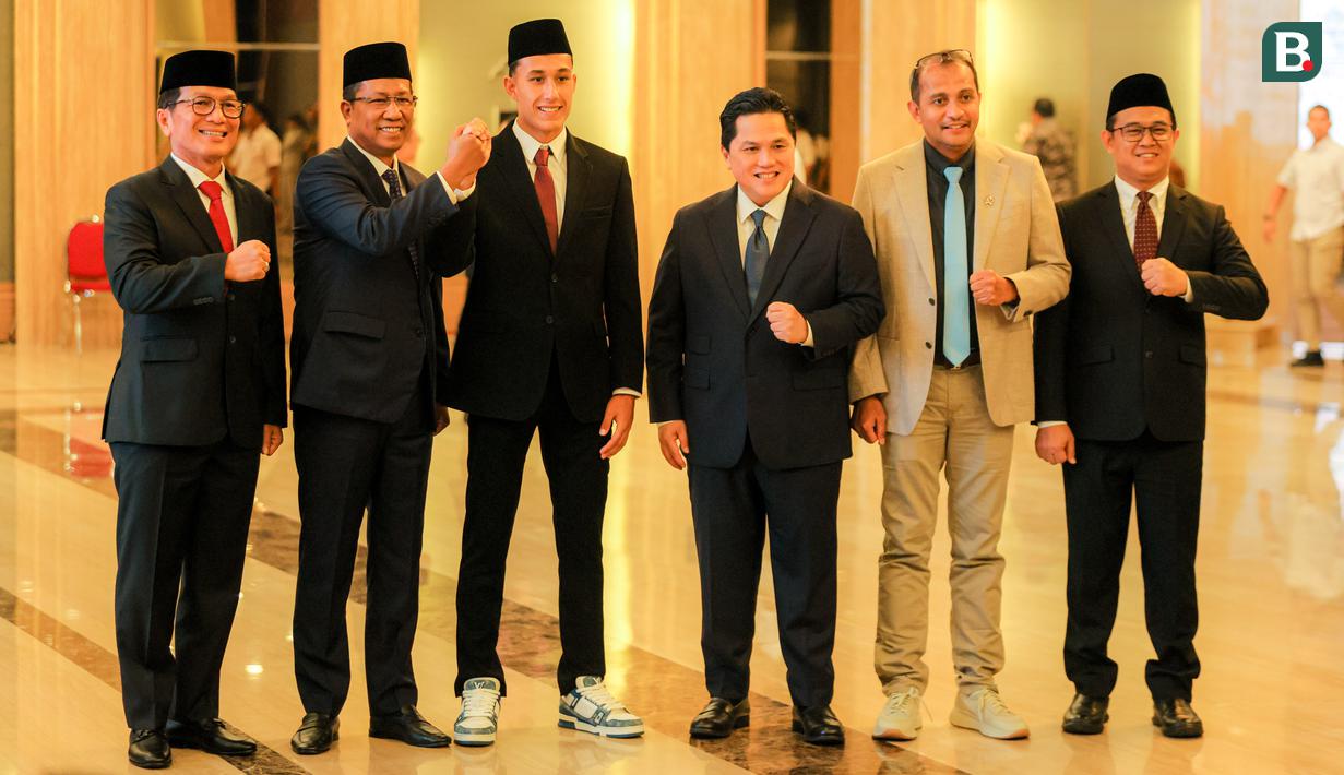 <p>Pemain FC Utrecht, Miliano Jonathans (ketiga kiri) berfoto bersama dengan Menteri Hukum RI, Supratman Andi Agtas (kedua kiri) dan Ketua Umum PSSI, Erick Thohir (ketiga kanan) setelah prosesi pengambilan sumpah kewarganegaraan Republik Indonesia di Kementerian Hukum dan HAM, Kuningan, Jakarta Selatan, Rabu (03/09/2025). (Bola.com/Bagaskara Lazuardi)</p>