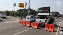 Petugas melakukan rekayasa lalu lintas imbas dari kegiatan May Day 2018 di kawasan Harmoni, Jakarta Pusat, Selasa (1/5). Rekayasa lalin diberlakukan di sejumlah titik aksi di Jakarta. (Liputan6.com/Arya Manggala)