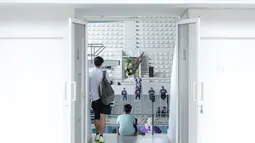Atlet loncat indah putri Jawa Timur, Gladies Lariesa Garina dan Linar Betiliana melakukan loncatan pada nomor menara synchro putri Kejurnas Akuatik 2026 yang berlangsung di Stadion Akuatik Gelora Bung Karno, Senayan, Jakarta. (Bola.com/Bagaskara Lazuardi)