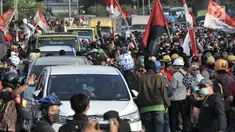 Sejumlah kendaraan berusaha melintas di antara massa pengunjuk rasa yang memasuki Tol Dalam Kota dekat Gedung DPR,  Jakarta, Senin (30/9/2019). Kendaraan yang melintasi terjebak bentrokan antara massa dan polisi yang terjadi di dua sisi sehingga terpaksa berputar arah. (merdeka.com/Iqbal S Nugroho)