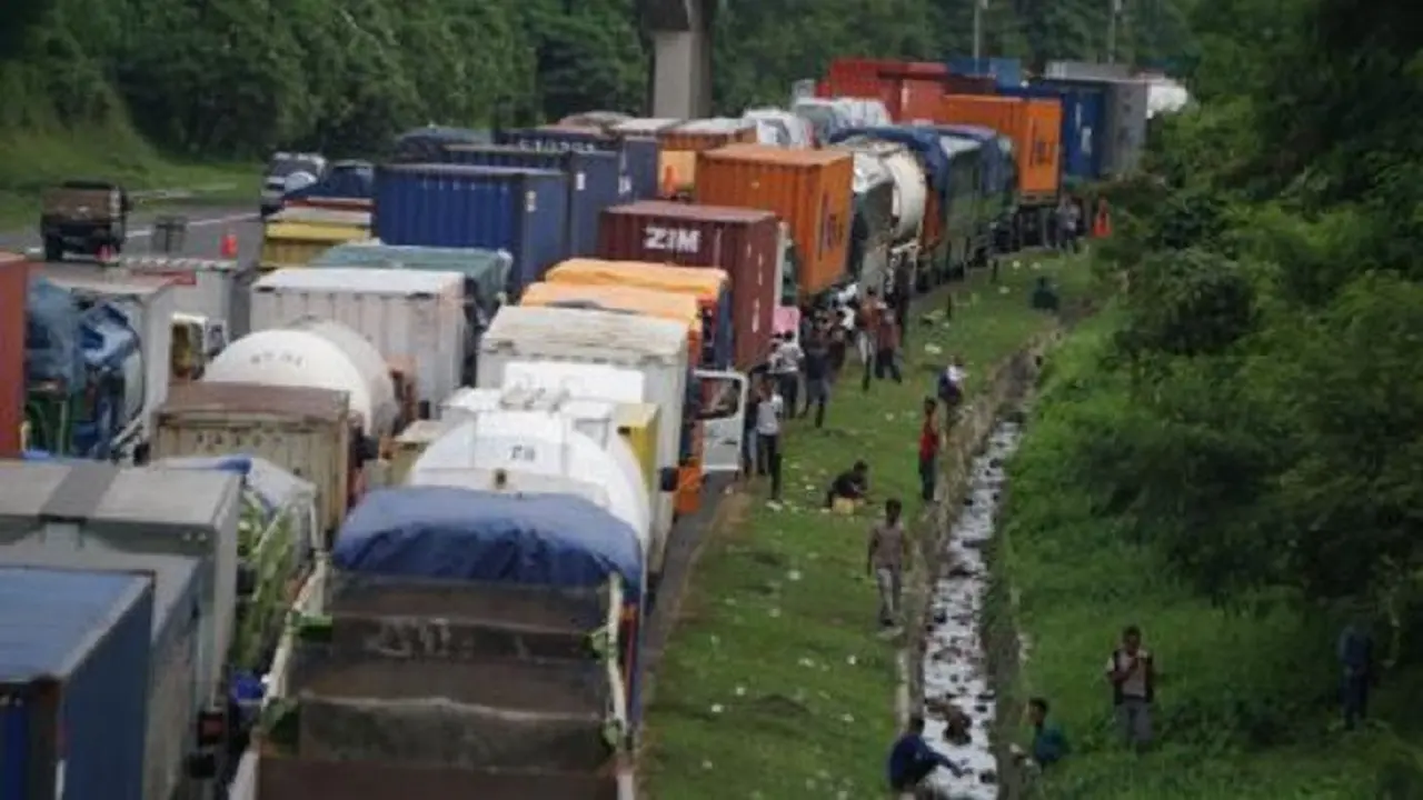 Macet Jelang Tahun Baru di Purwakarta Lebih Parah dari Lebaran