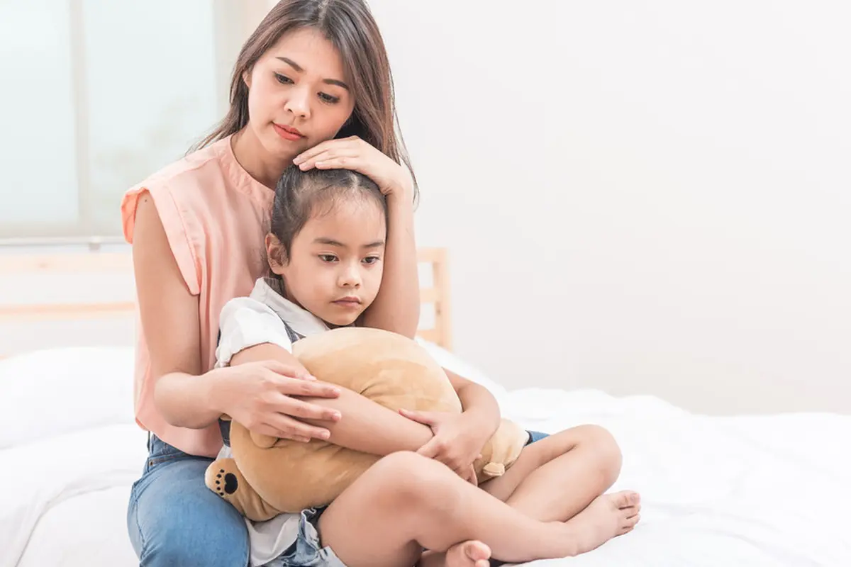 Mengharukan, Siswi Ini Hanya Bisa Berdiam Diri ketika Teman-temannya Memberi Bunga dan Memeluk Ibunya