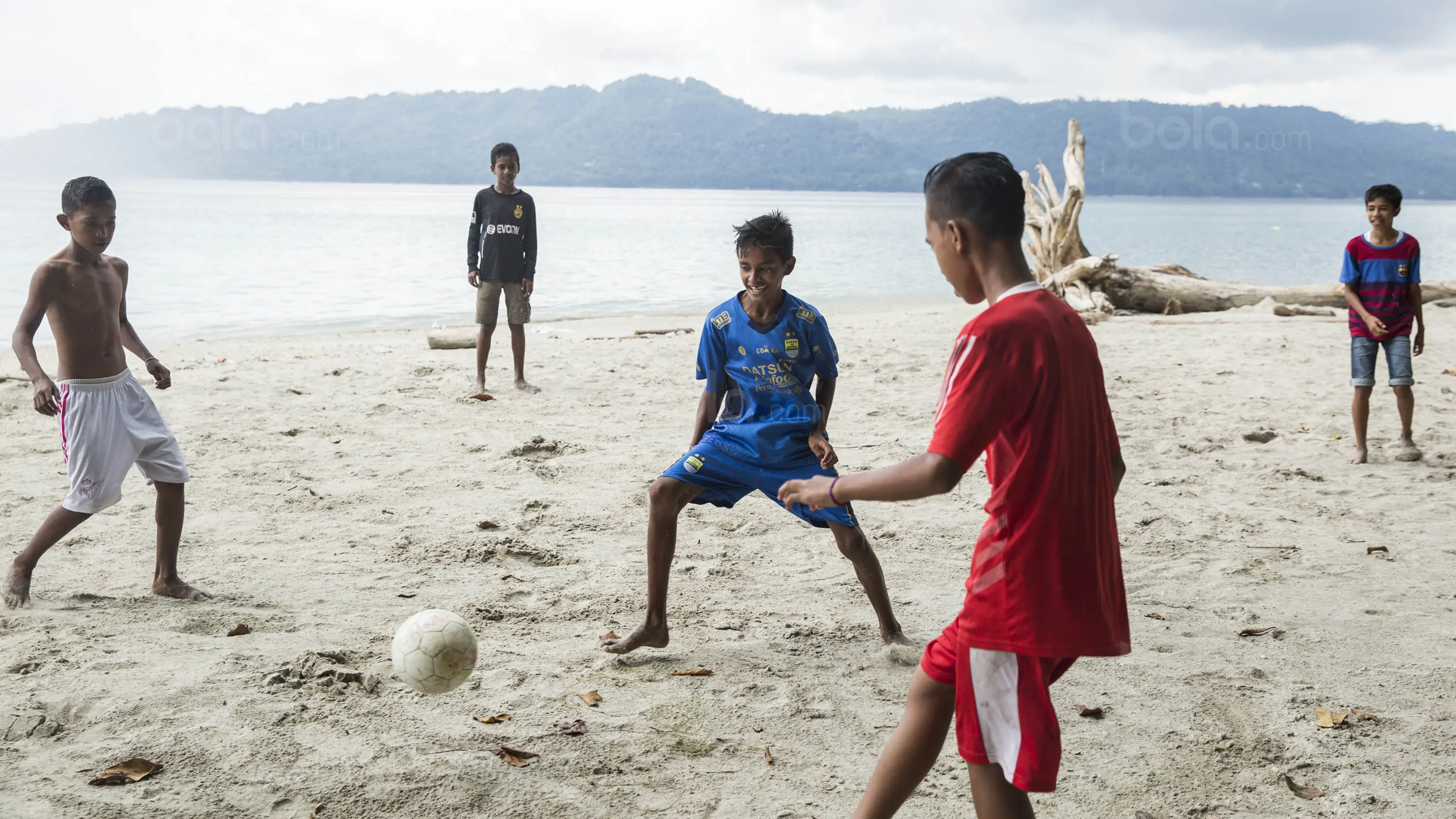 Menjadi pesepak bola merupakan cita-cita dari sebagian besar anak-anak di Desa Tulehu. Dengan bermain sepak bola mereka berharap bisa merubah kehidupan keluarga mereka yang sebagian besar masih kurang layak. (Bola.com/Vitalis Yogi Trisna)