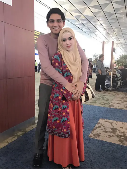 Kemesraan pasangan Lucky Hakim dan Tiara Dewi begitu terlihat setelah meresmikan hubungannya pada Januari 2017. Ditambah lagi kabar bahwa pasangan pemain sinetron dan Anggota DPR itu hanya settingan belaka. (Instagram/tiaradewireal)