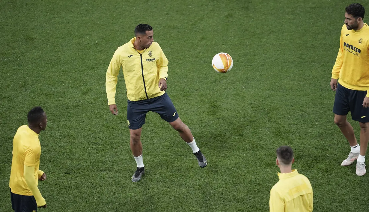 Bek Villarreal, Ramiro Funes Mori mengontrol bola saat sesi latihan di Gdansk, Polandia, Selasa (25/5/2021). Final Liga Europa akan mempertemukan Villareal vs Manchester United (MU) pada Kamis, 27 Mei 2021 di Stadion Energa. (Aleksandra Szmigiel, Pool via AP)