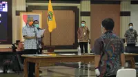 Gubernur Jateng Ganjar Pranowo saat mengambil sumpah sejumlah pejabat pemerintah provinsi Jateng. Foto : Felek Wahyu/Liputan6