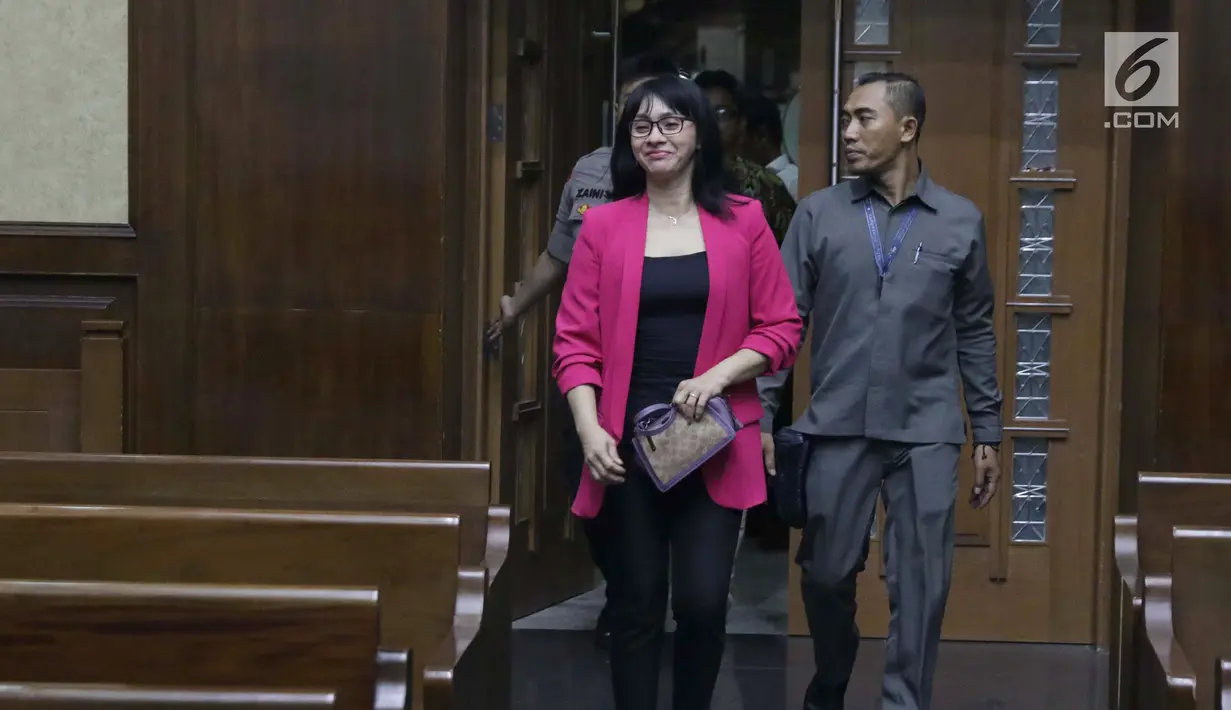 Mantan Bupati Kepulauan Talaud, Sri Wahyumi Maria Manalip bersiap menjalani sidang dakwaan di Pengadilan Tipikor, Jakarta, Senin (23/9/2019). Sri Wahyumi merupakan tersangka dugaan suap terkait pekerjaan revitalisasi Pasar Lirung dan Pasar Beo TA 2019. (Liputan6.com/Helmi Fithriansyah)