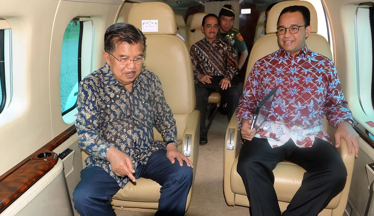 Wakil Presiden Jusuf Kalla (JK) bersama Gubernur DKI Jakarta Anies Baswedan meninjau sejumlah titik kemacetan Jabodetabek menggunakan Helikopter Super Puma dari lapangan helipad, Monas, Jakarta, Senin (28/1). (Liputan6.com/HO/TIM MEDIA WAPRES)