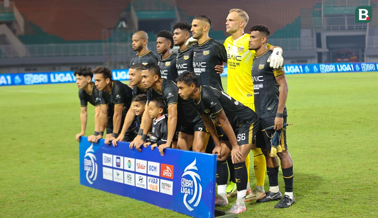 Tim Dewa United saat bertanding dengan Persija Jakarta dalam laga pekan ke-22 BRI Liga 1 2024/2025 di Stadion Pakansari, Sabtu (8/2/2025). (Bola.com/Abdul Aziz)