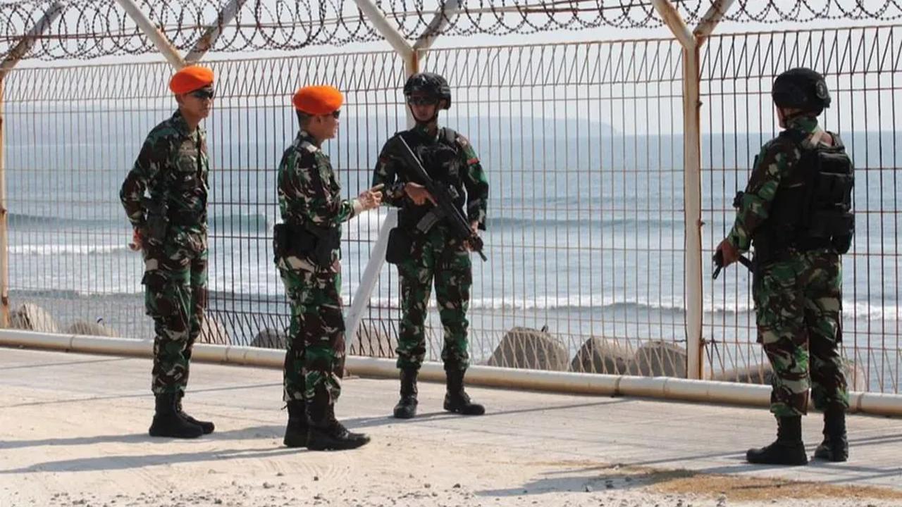 Prajurit Kopasgat yang tergabung dalam Sub Satgas Pam Bandara, termasuk prajurit Yonko 464 Kopasgat disiagakan di beberapa titik. <br>