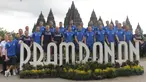 Para pemain Timnas Islandia foto bersama dengan latar belakang Candi Prambanan di pebatasan Jawa Tengah-Yogyakarta, Senin (8/1/2018). Timnas Islandia datang ke Indonesia untuk menjalani dua laga persahabatan. (Bola.com/Ronald Seger)