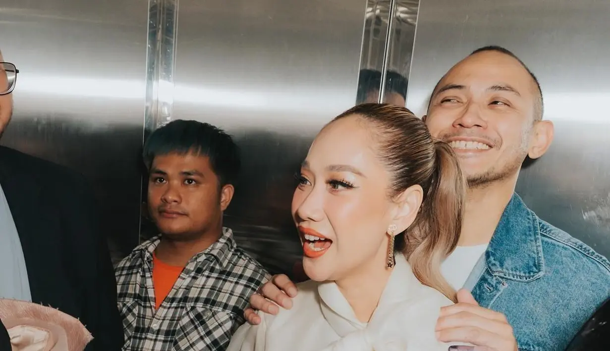 Kebucinan mereka juga diperlihatkan lewat pilihan gaya busana yang serasi. [@tikoaryawardhana]