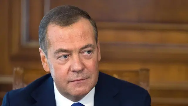 Wakil Ketua Dewan Keamanan Rusia sekaligus Ketua Partai United Russia, Dmitry Medvedev, memberikan keterangan kepada media di Kediaman Negara Gorki, di luar Moskow, Rusia, Kamis (23/3/2023).