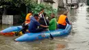 Warga menggunakan perahu karet melintasi banjir yang melanda Perumahan Total Persada, Periuk, Kota Tangerang, Selasa (4/2/2020). Banjir akibat tanggul kali Ledug jebol membuat ratusan rumah di Total Persada terendam banjir hingga mencapai 3,5 meter. (merdeka.com/Arie Basuki)