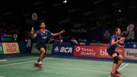 Pasangan Indonesia, Alfian Eko Prasetya/Annisa Saufika, harus mengakui keunggulan Zhang Nan/Zhao Yunlei pada perempat final Indonesia Open 2016, Jumat (3/6/2016). (Bola.com / Vitalis Yogi Trisna)