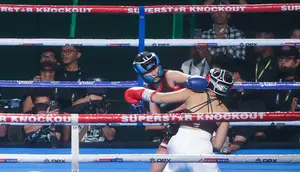 Sabreena Dressler dan Liyan Zef beraksi pada Superstar Knockout Vol. 3: King of the Ring di Jakarta International Convention Center, Jakarta, Sabtu (9/8/2025). Ajang Superstar Knockout King of The Ring menghadirkan 10 pertandingan tinju mulai dari kelas amatir, profesional, dan influence. (Bola.com/M Iqbal Ichsan)